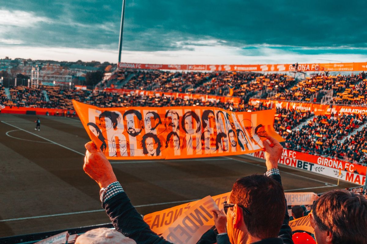 Supporters déployant une banderole dans les tribunes d'un stade