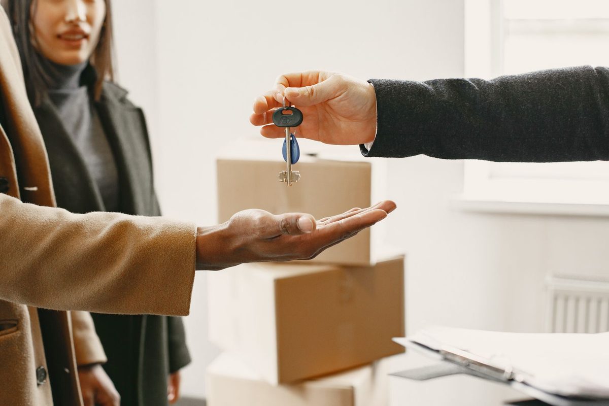 Remise des cles a de nouveaux proprietaires dans leur logement