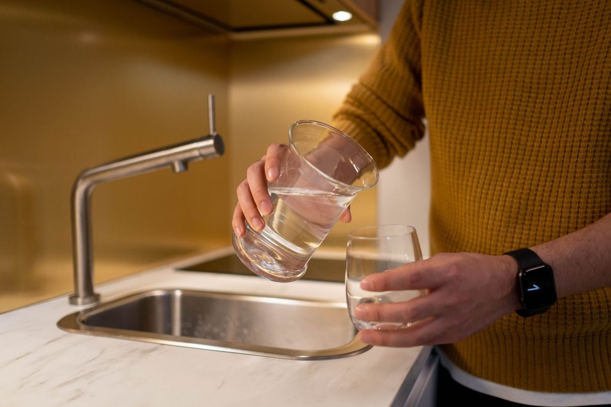 Verre rempli au robinet d'une cuisine