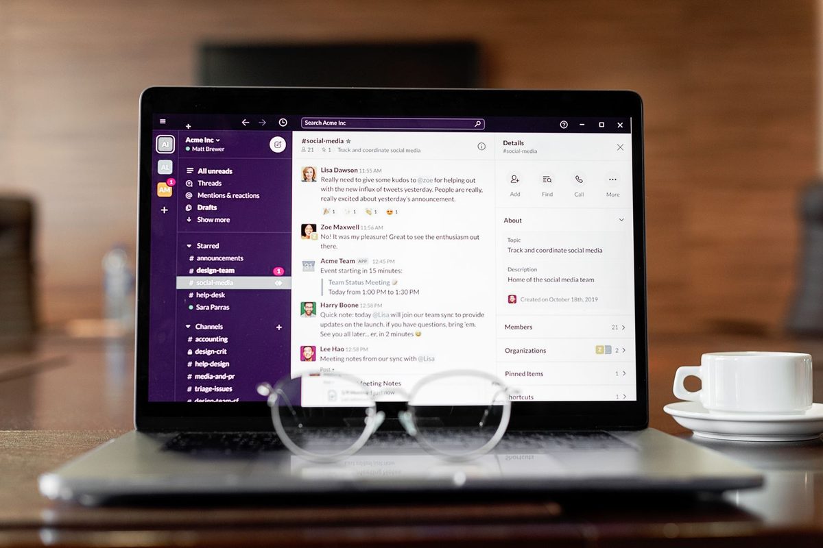 Ordinateur portable ouvert sur une messagerie, lunettes et tasse à côté