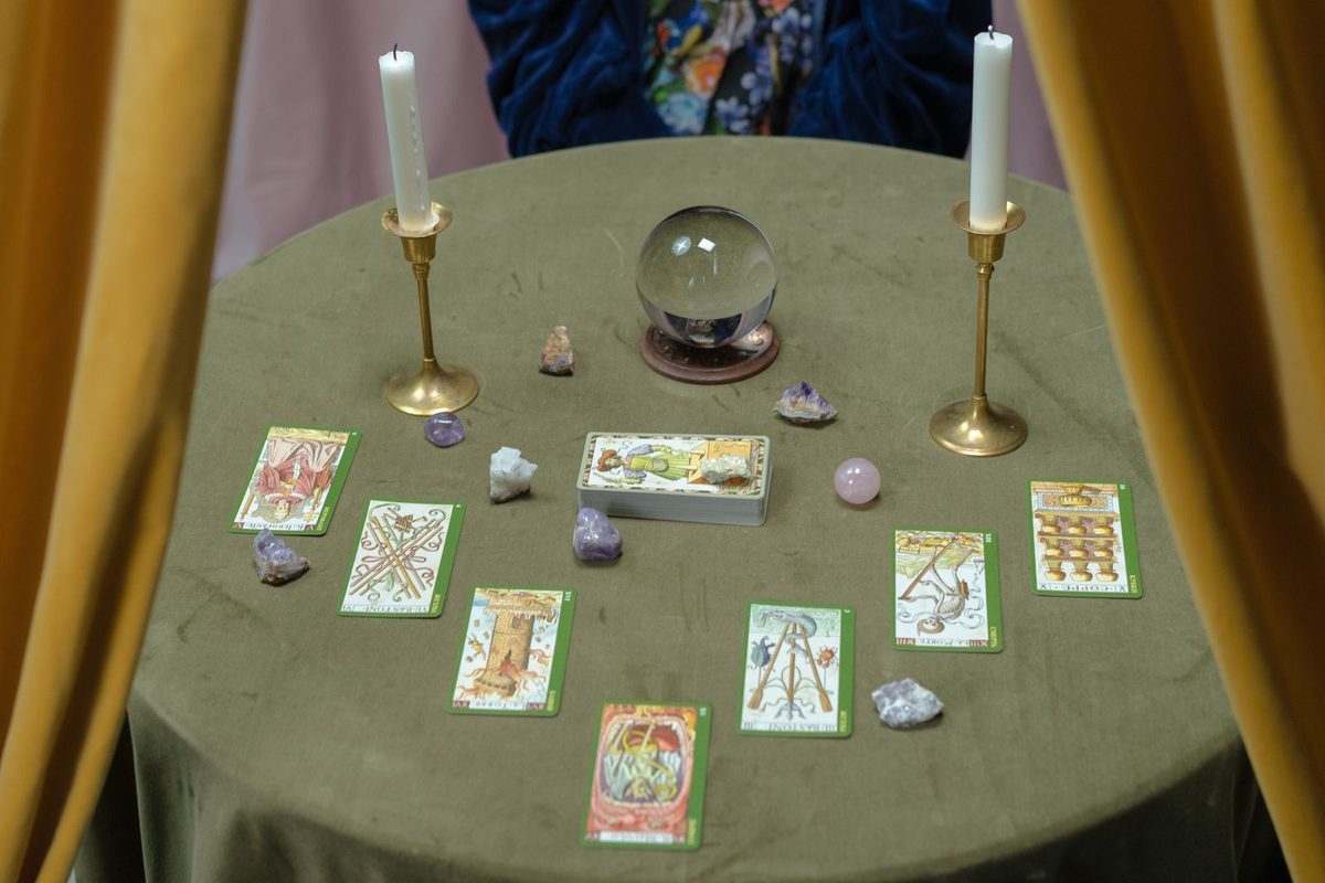 Table de voyance avec boule de cristal, cartes et bougies