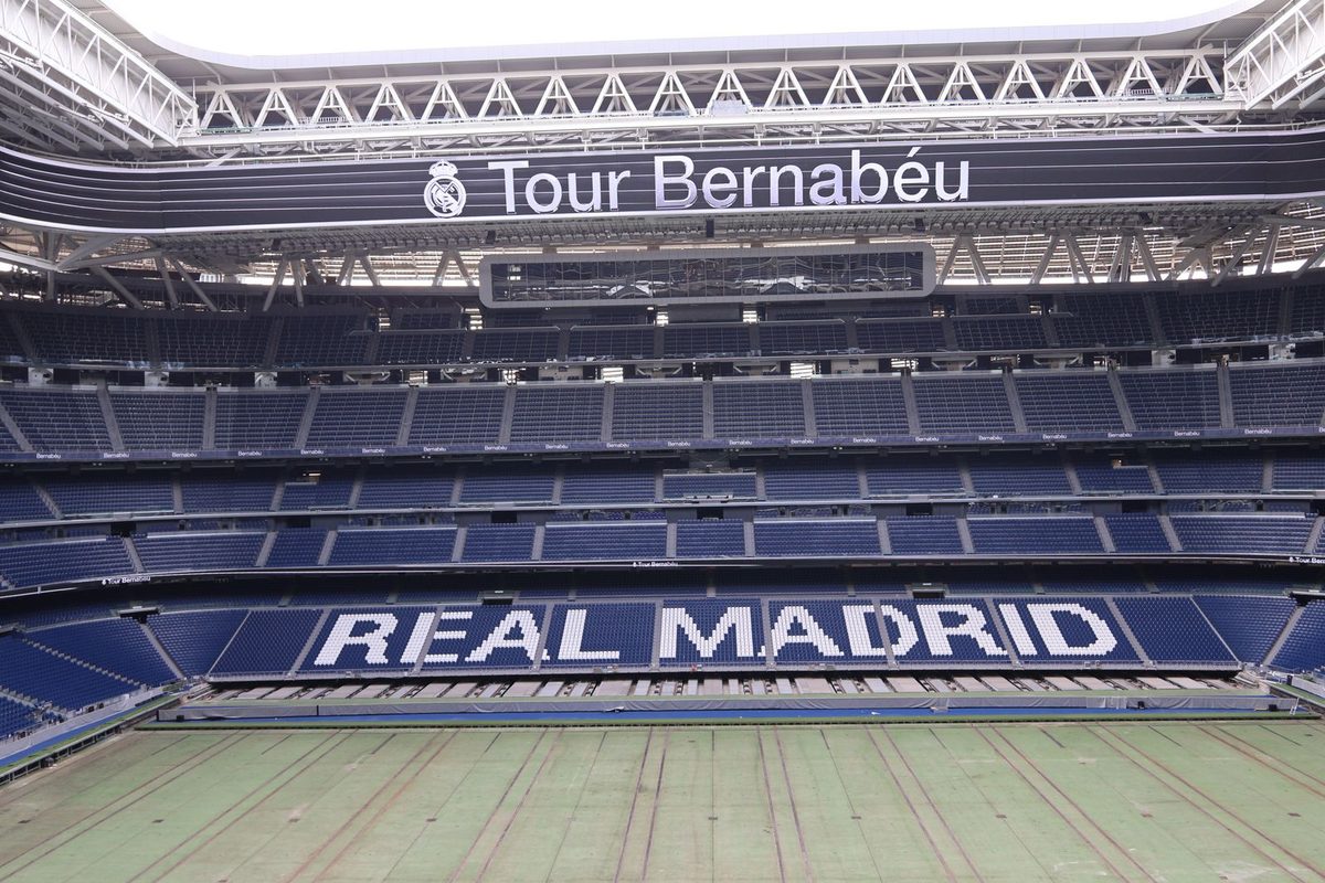 Intérieur d'un grand stade de football, tribunes vides