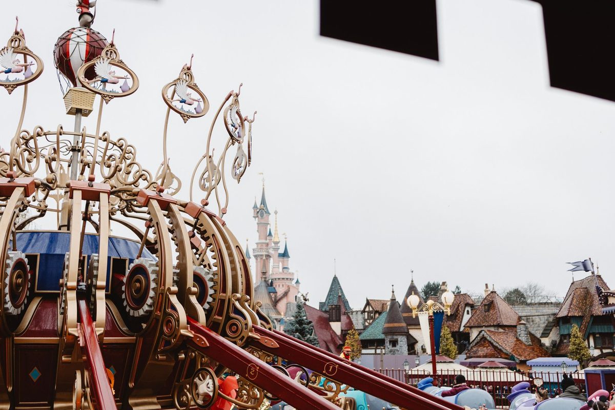 Manège ouvragé d'un parc d'attractions, décors de conte