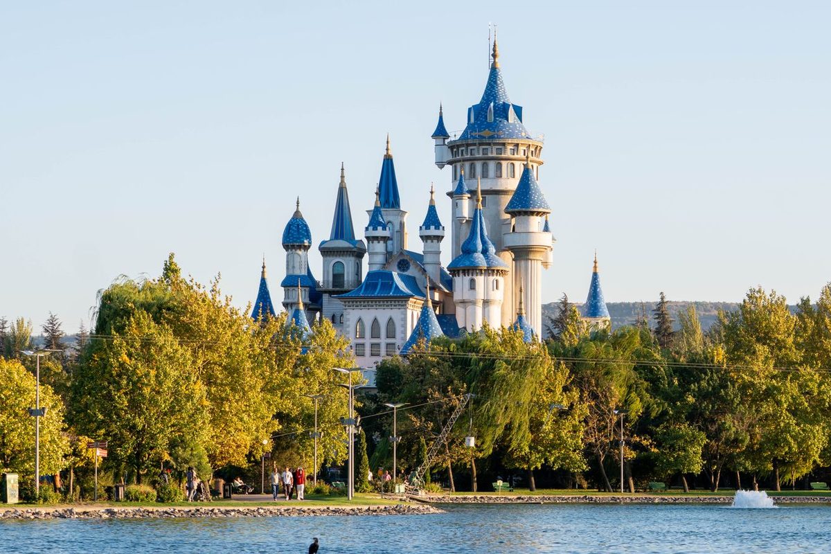 Château aux toits bleus entouré d'arbres, dans un parc de loisirs