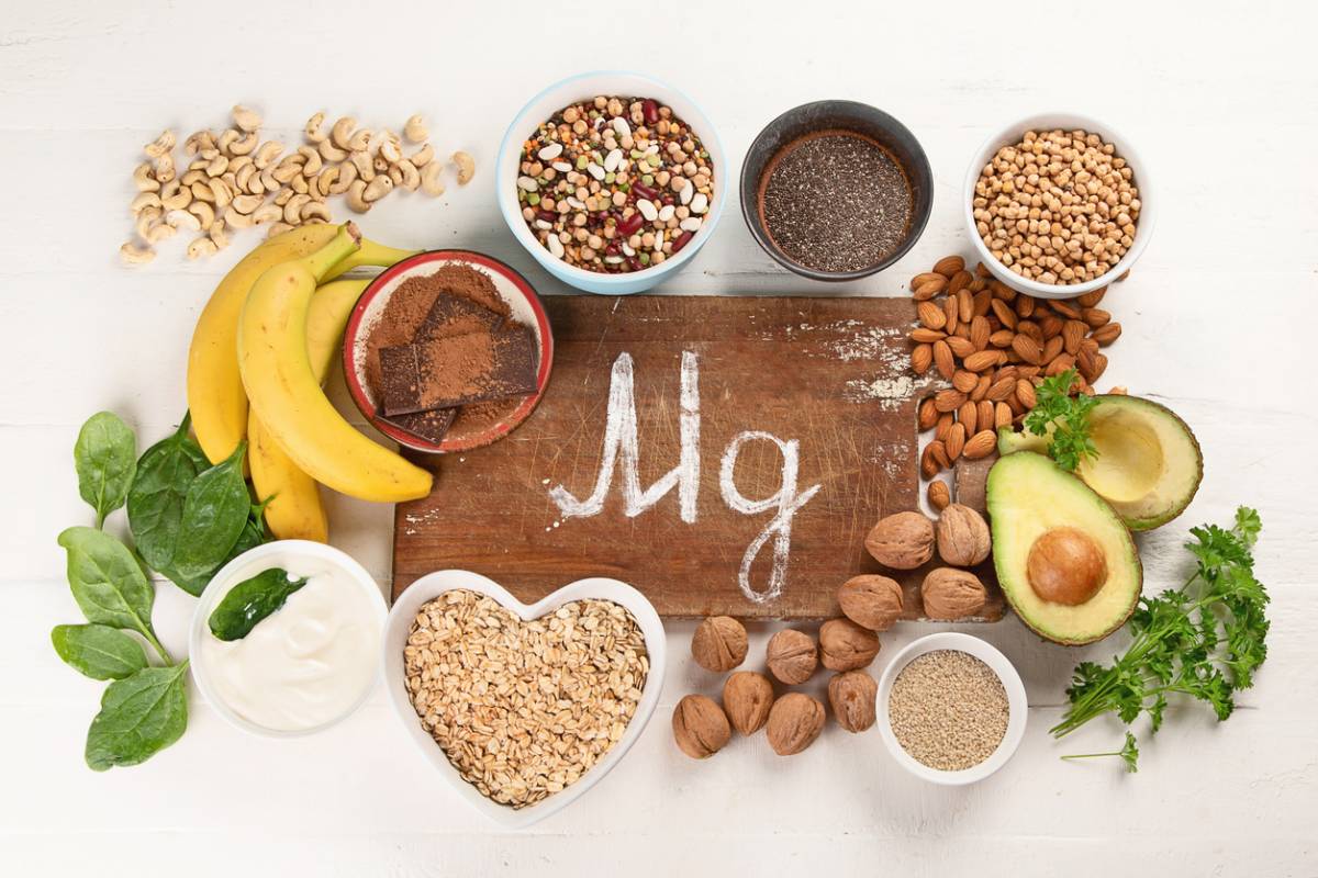 Aliments riches en magnésium : amandes, graines de courge, chocolat noir et épinards