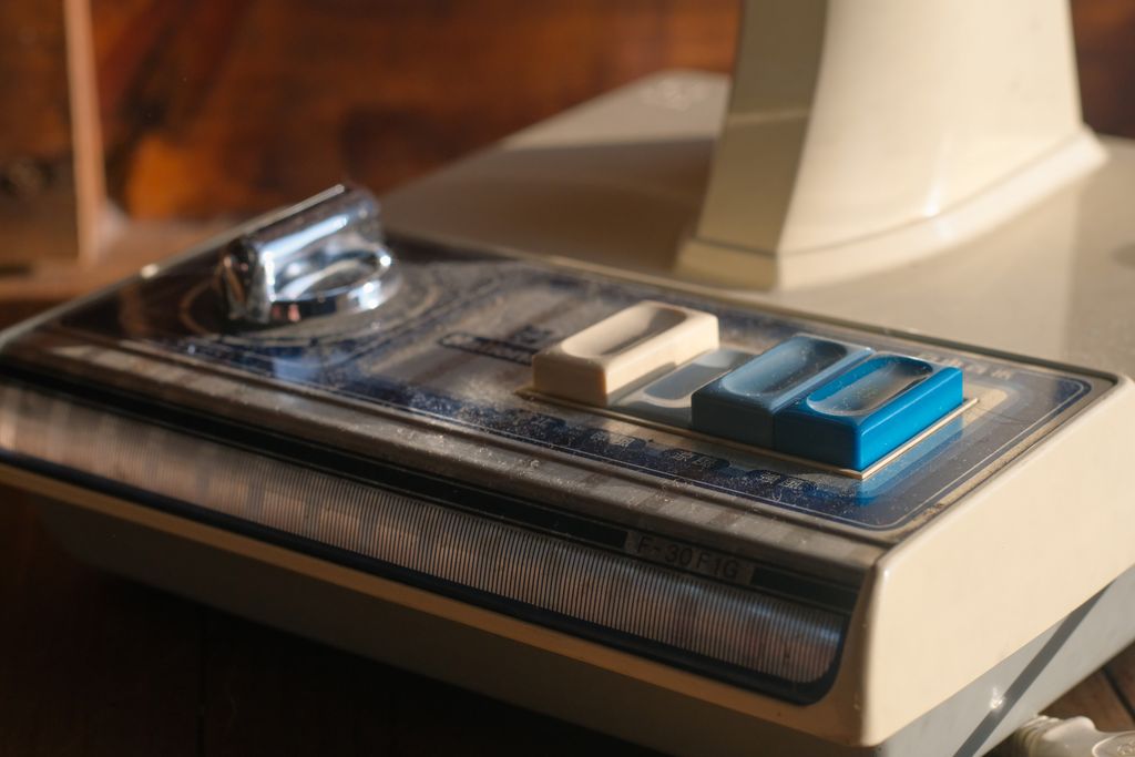 Appareil électronique vintage dont le plastique a jauni avec le temps