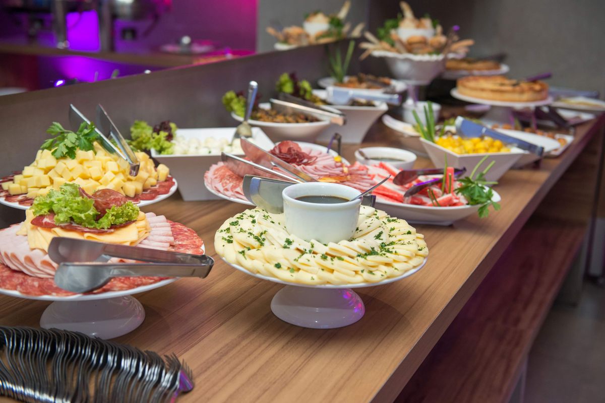 Buffet froid garni de plats variés