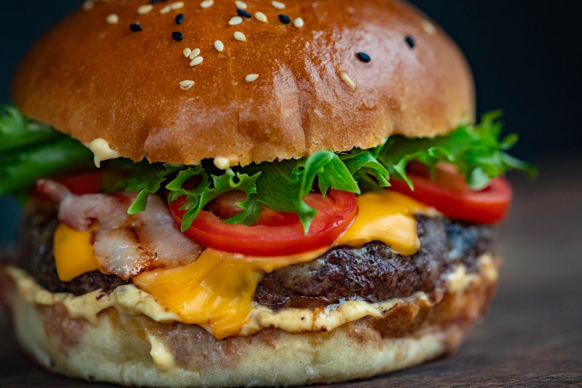 Burger maison au bœuf, cheddar et crudités