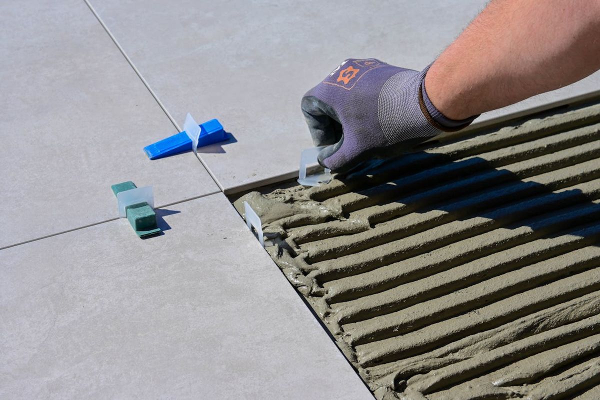 Pose de carreaux par un carreleur