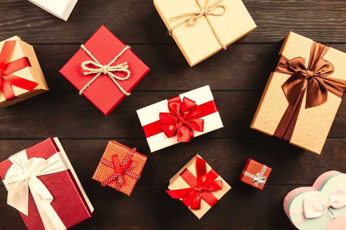 Cadeaux emballés et noués de rubans, vus de dessus