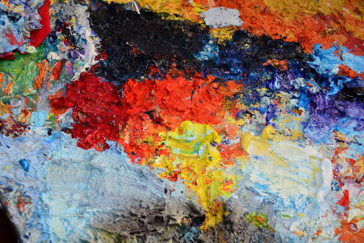 Palette d'huile couverte de couleurs mélangées