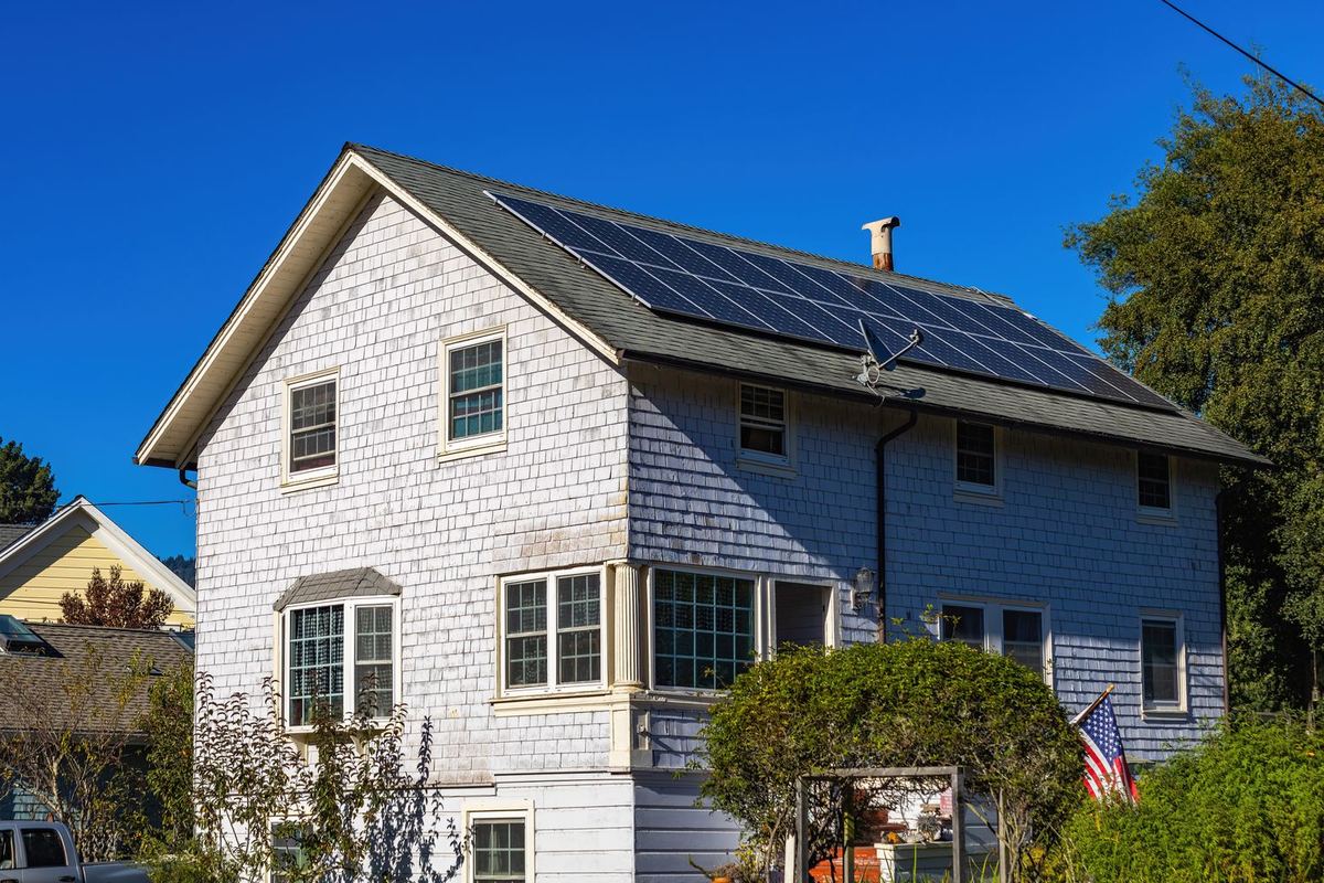 Panneaux photovoltaïques posés sur le toit d'une maison individuelle