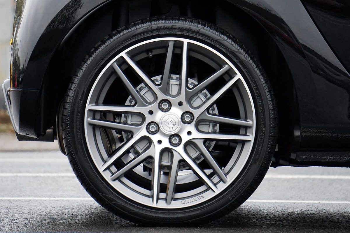 Roue et pneu d'une voiture arrêtée en bord de chaussée