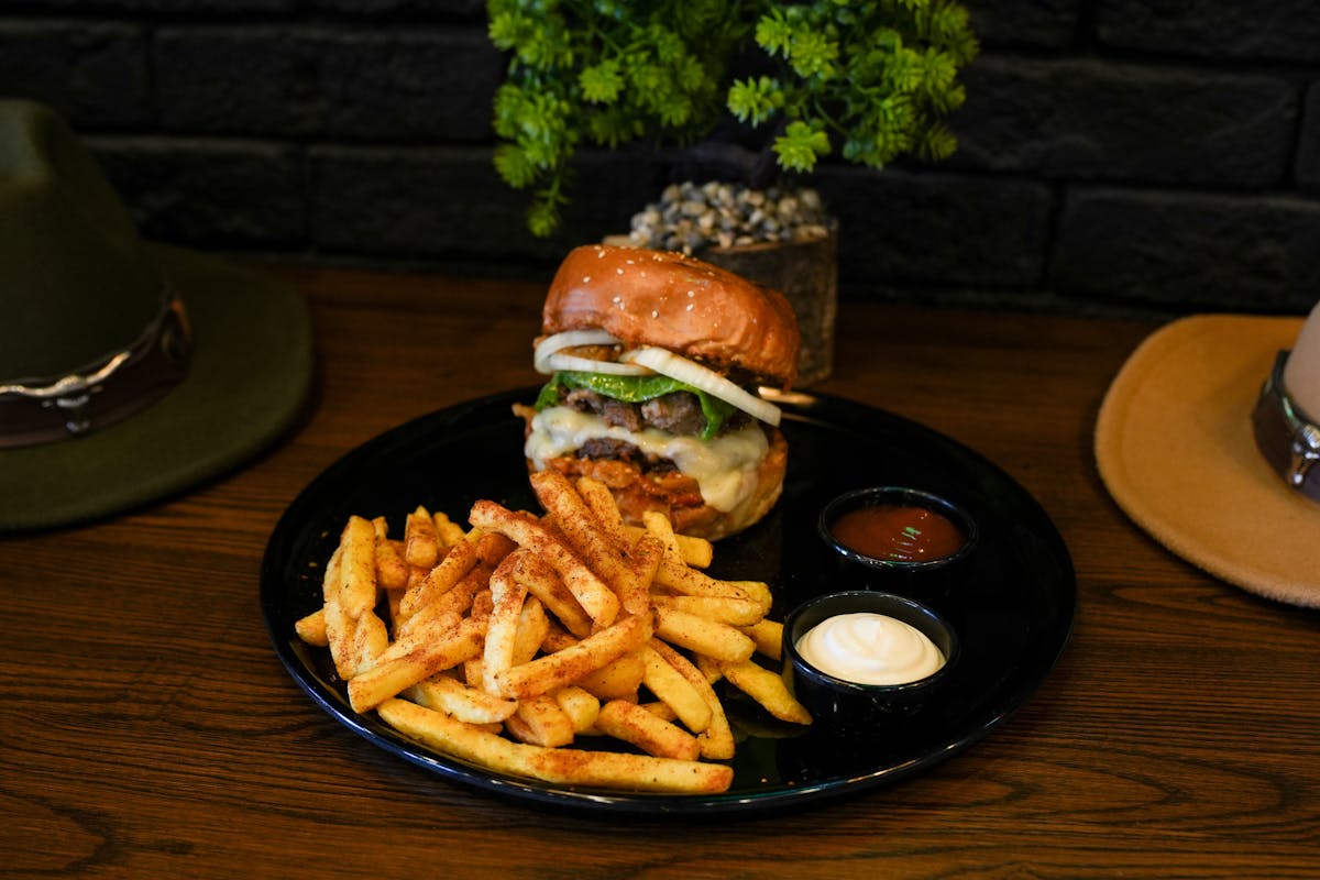 Plateau de menu McDonald's avec burger et frites