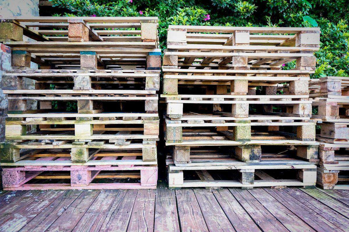 Pile de palettes en bois empilées
