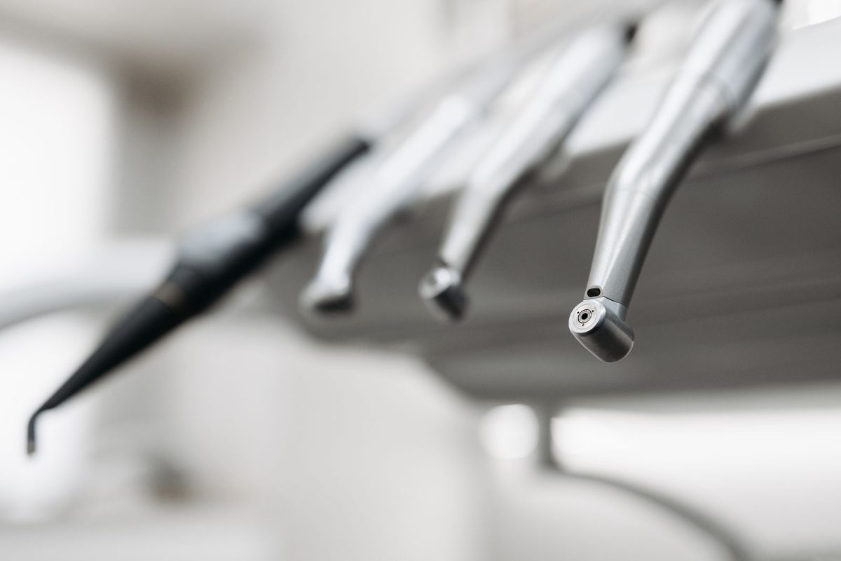 Instruments dentaires alignés dans un cabinet