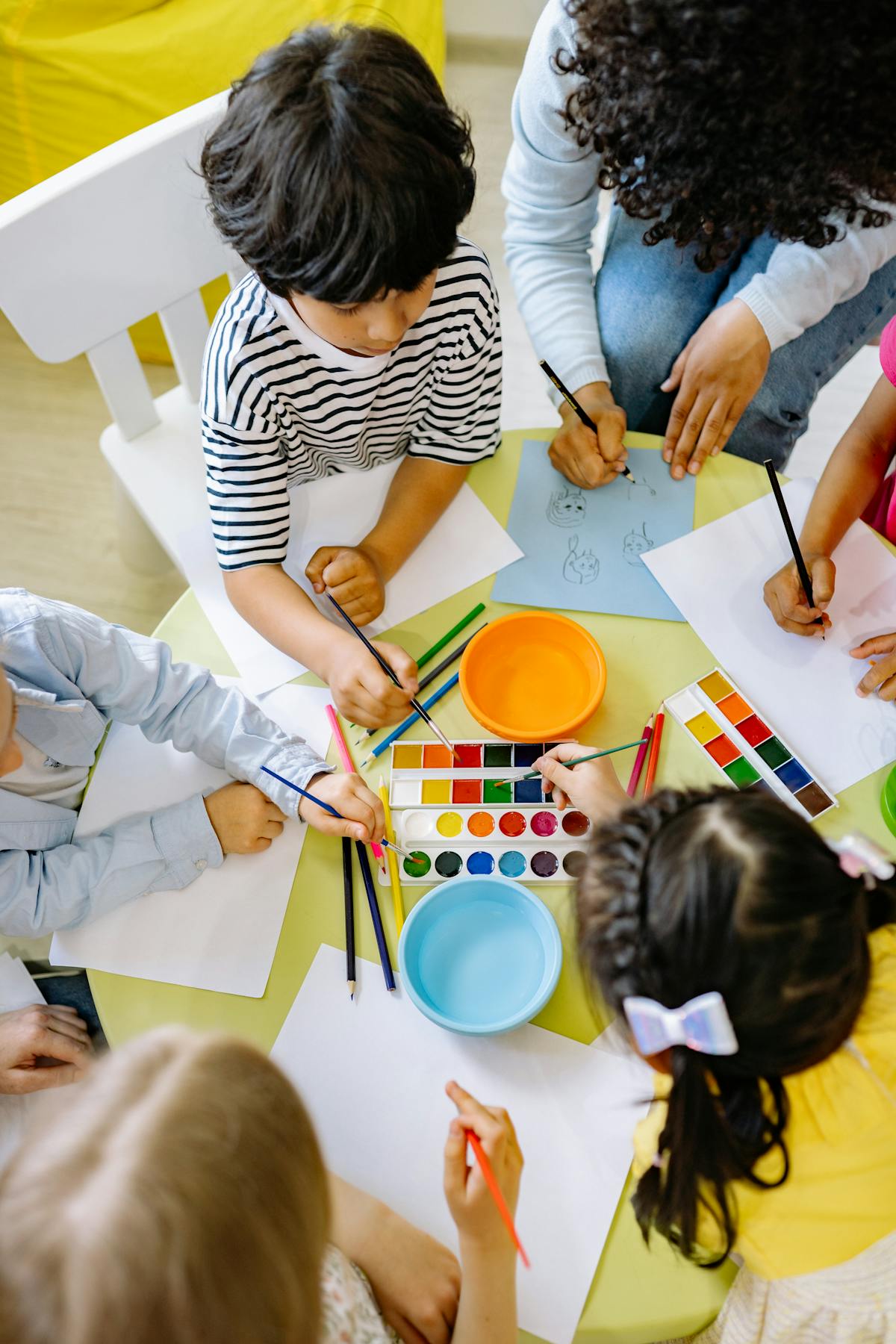 Espace d'éveil coloré aménagé dans une crèche