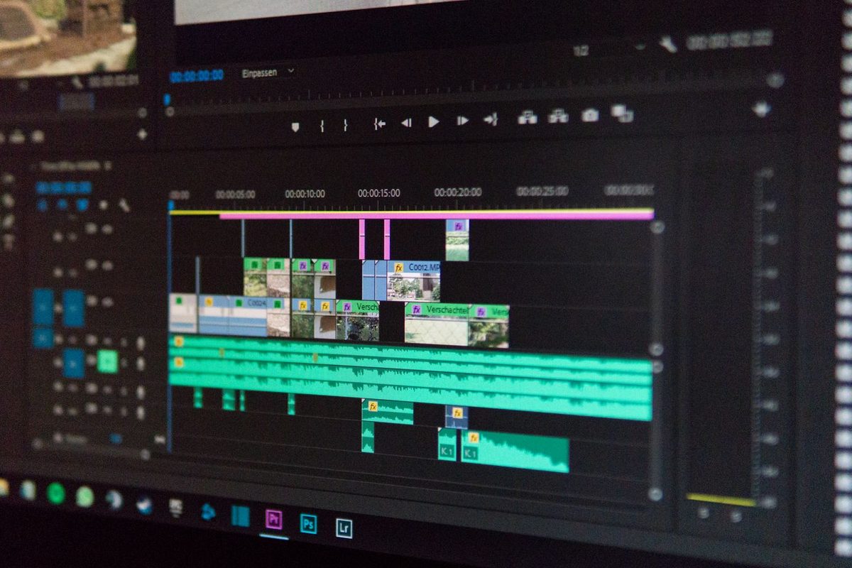 Logiciel de montage vidéo affiché sur un écran, chronologie visible