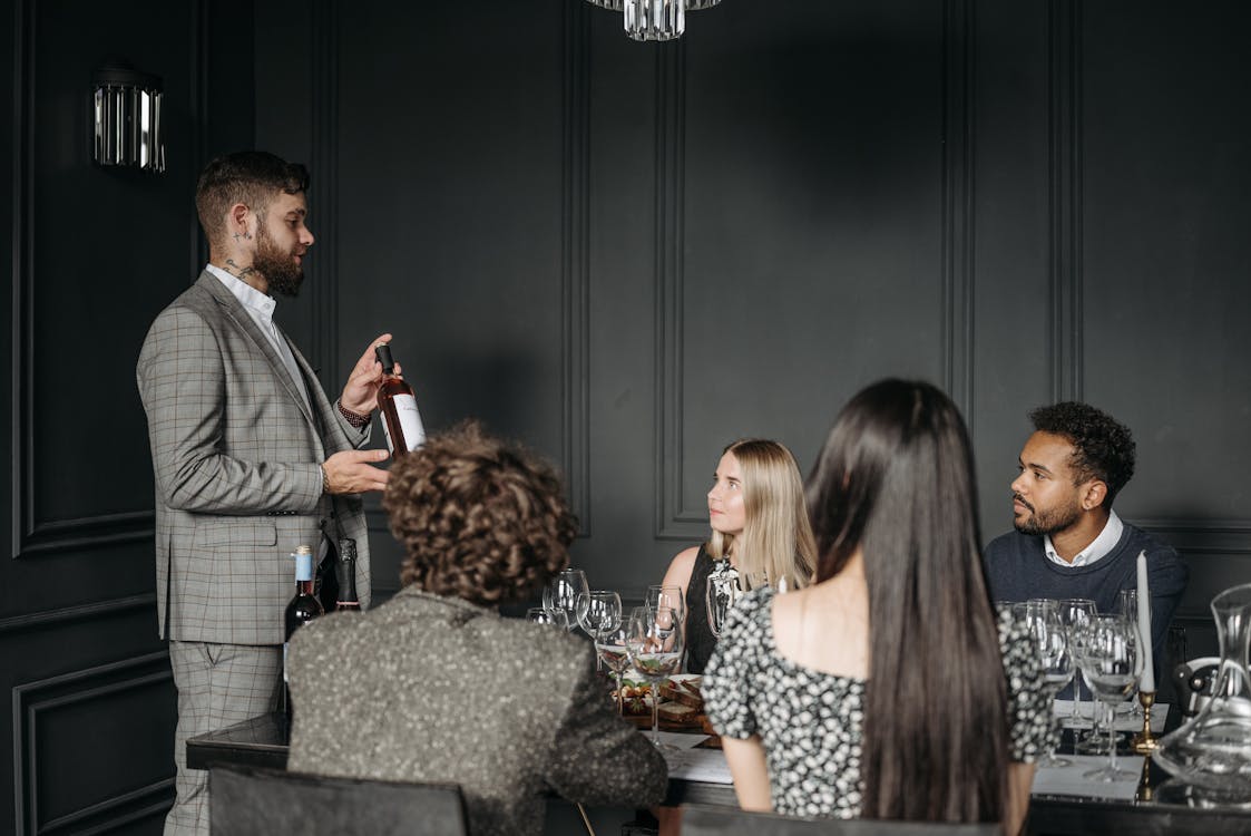 Sommelier présentant une dégustation de vins à un groupe lors d'une formation