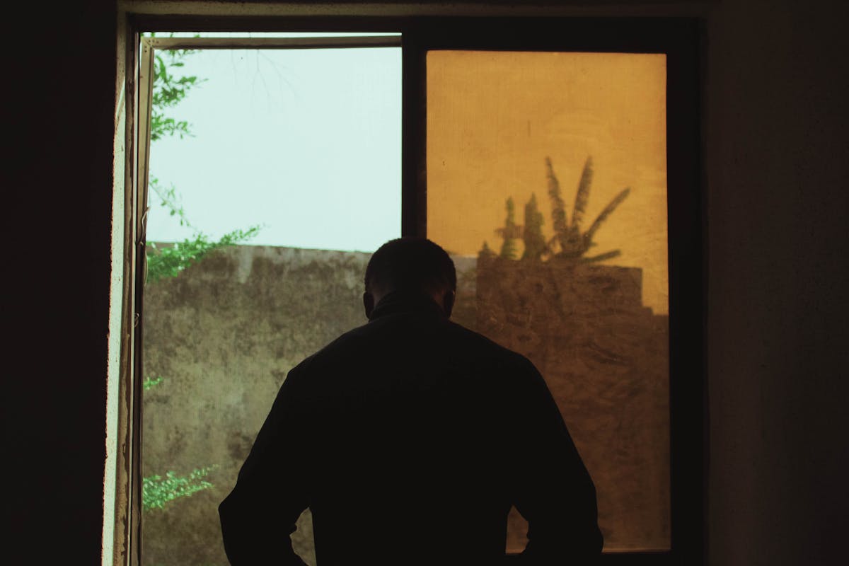 Silhouette d'une personne qui se détourne, illustrant l'indifférence