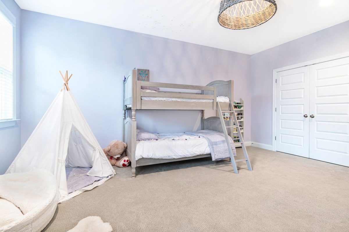 Chambre d'enfant avec lit superposé en bois clair et tipi de jeu