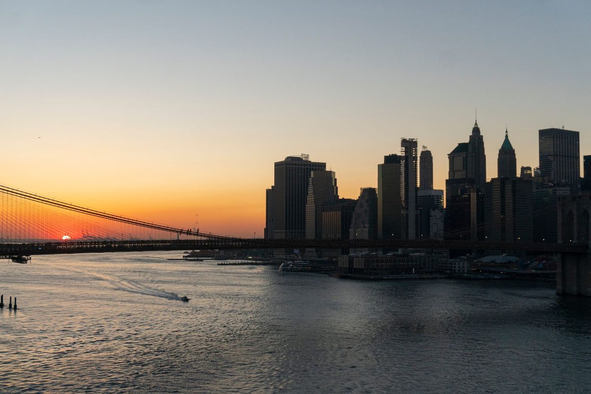 Coucher de soleil sur les gratte-ciel de Manhattan et le pont de Brooklyn