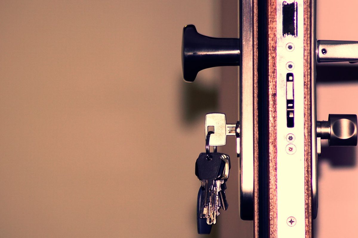 Serrure encastrée et clé sur une porte, vue de profil