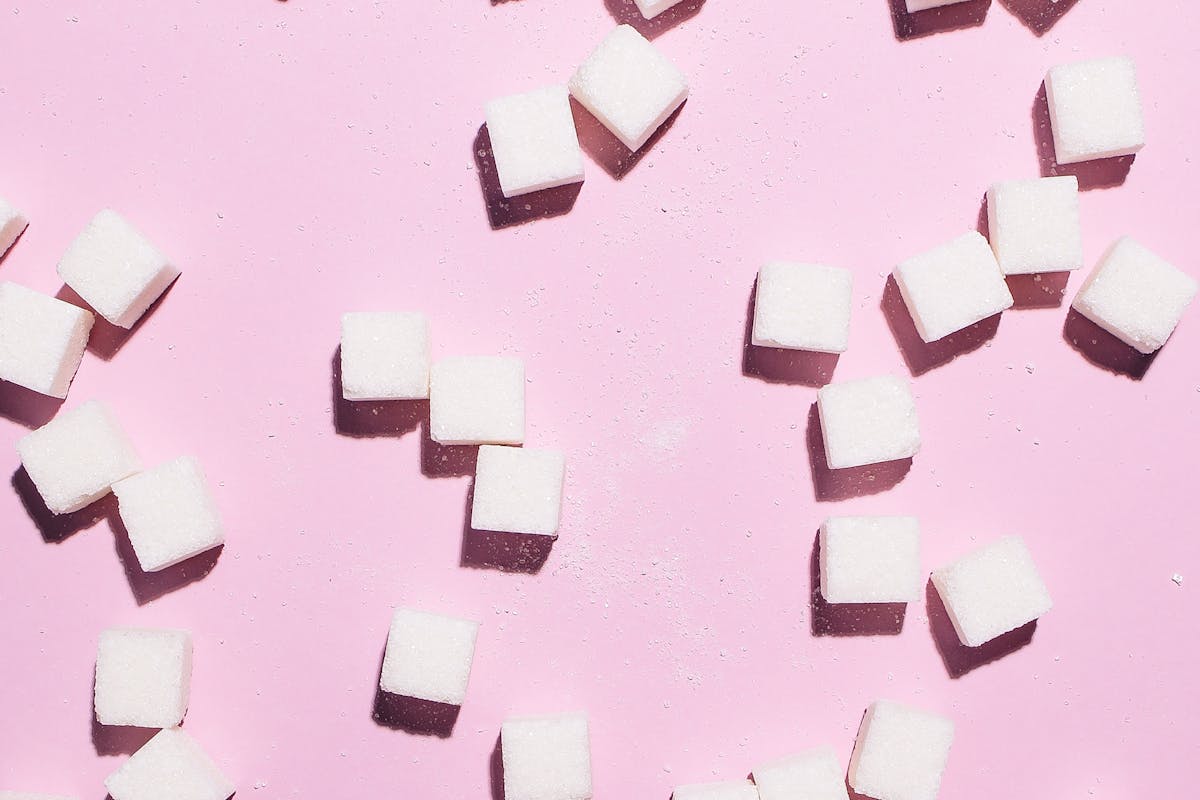 Morceaux de sucre blancs empilés