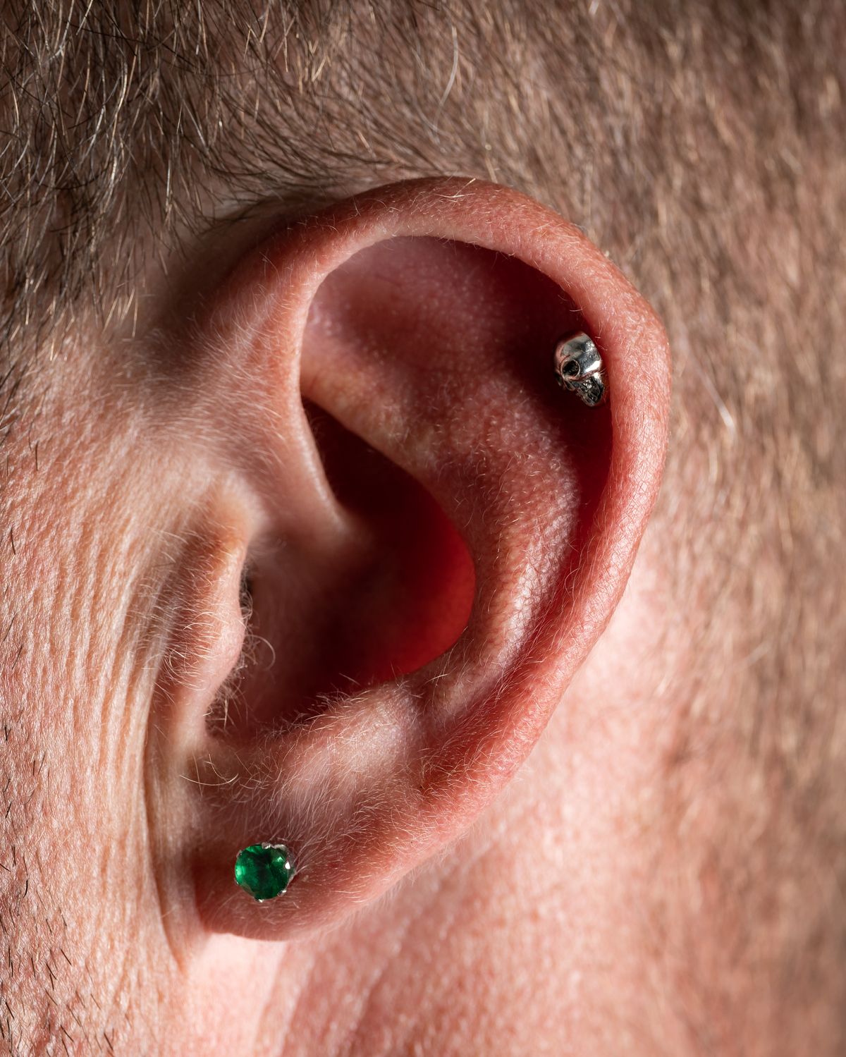 Piercing industriel sur le cartilage de l'oreille