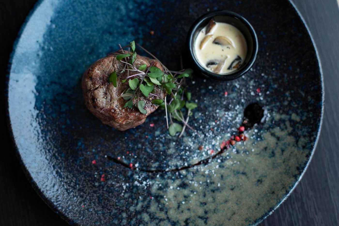 Assiette de viande dressée sur une ardoise au restaurant