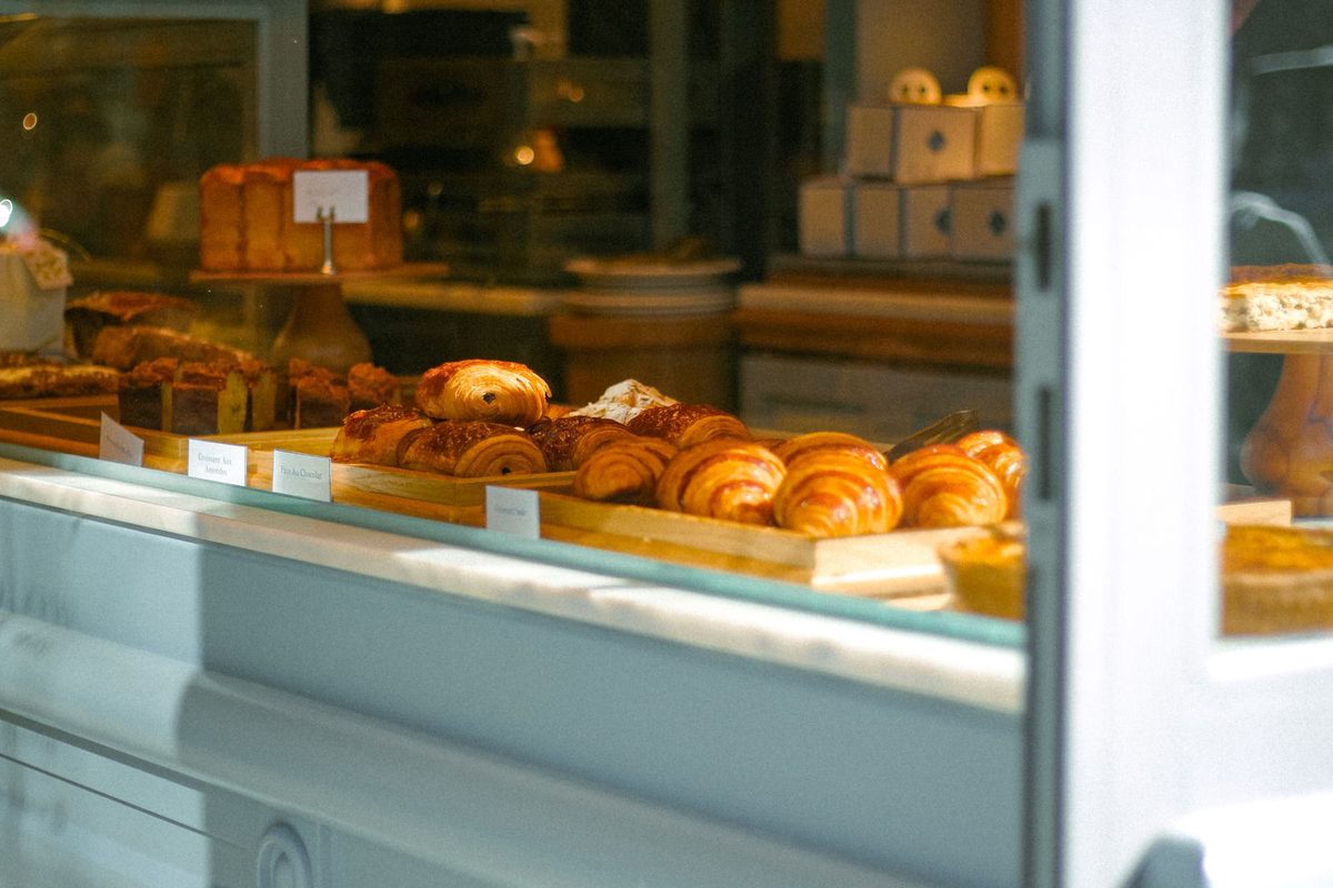 Vitrine de boulangerie garnie de viennoiseries et de douceurs