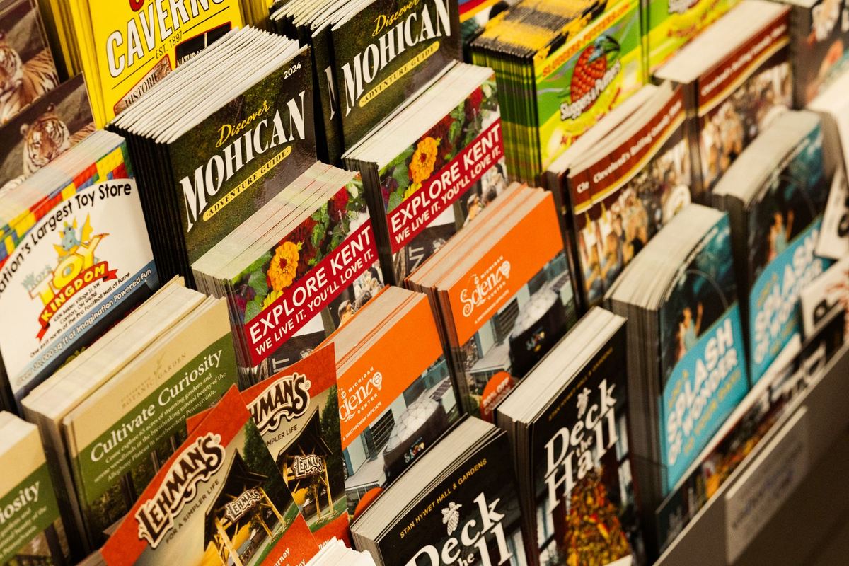 Présentoir garni de brochures aux couvertures colorées