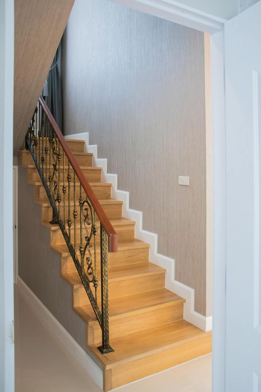 Escalier en bois clair dans une maison