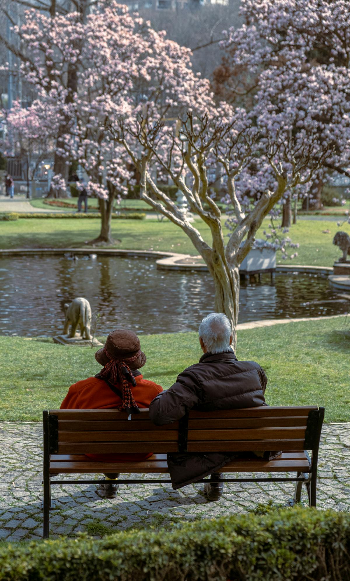 Couple de retraités heureux profitant de leur pension de retraite