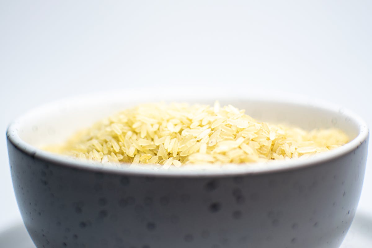 Riz blanc cru dans un bol