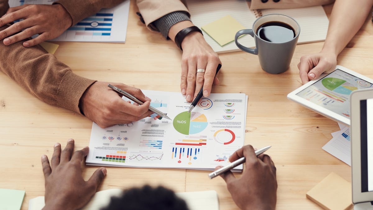 Équipe RH travaillant sur un logiciel de gestion sur ordinateur