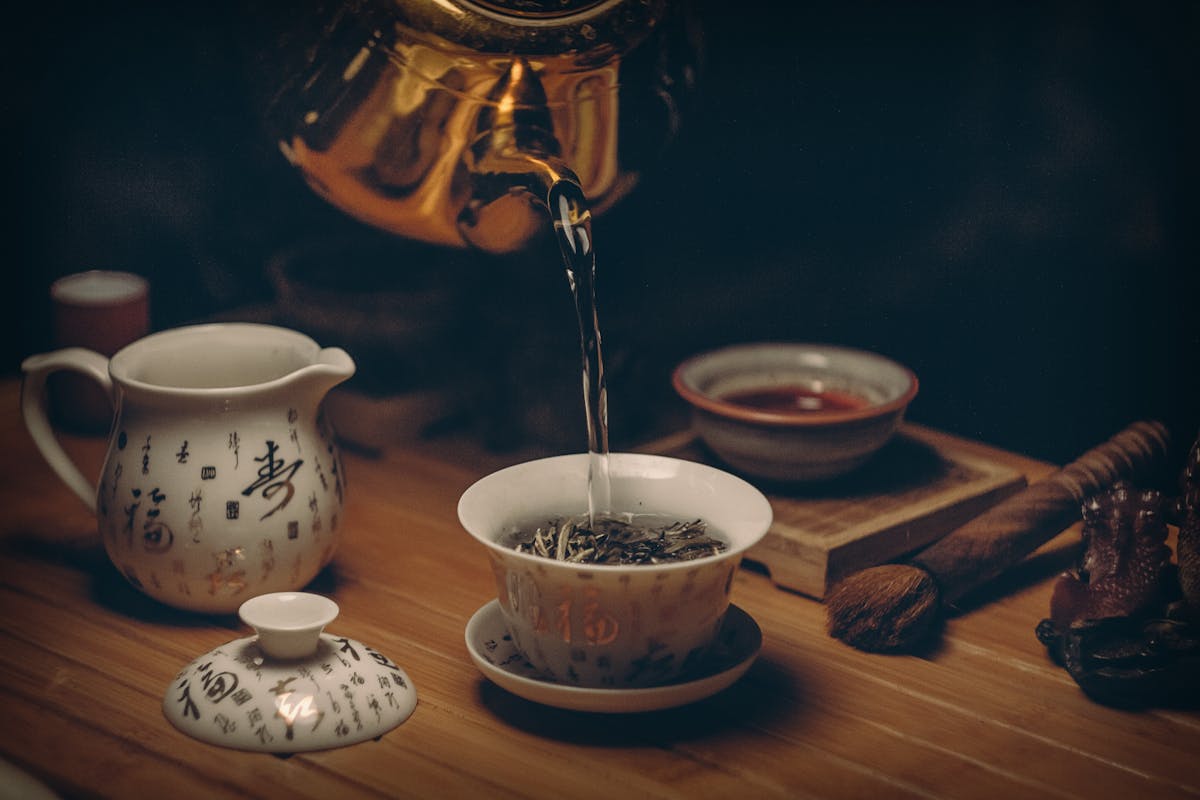 Tasse de thé et feuilles séchées sur une table en bois