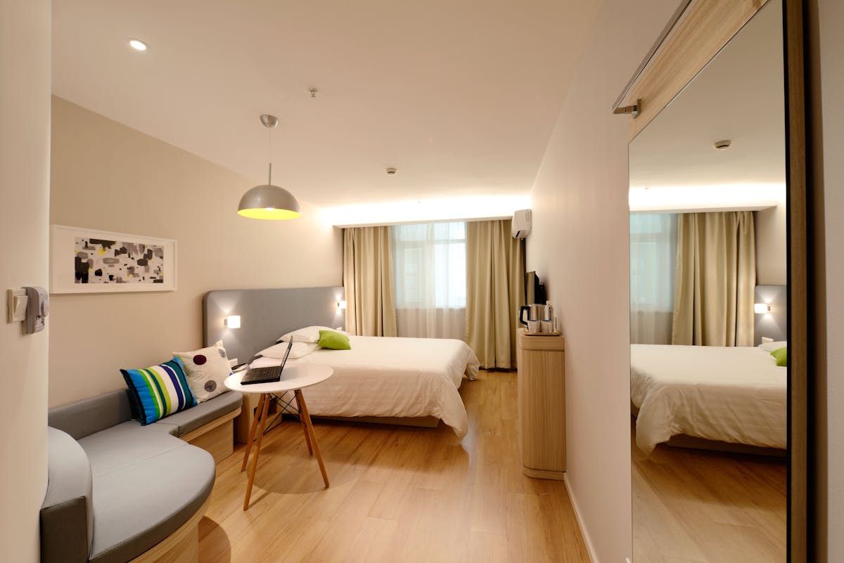 Réception d'un hôtel avec comptoir d'accueil et clés