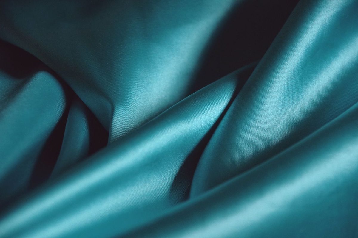 Étoffe de satin bleu aux reflets soyeux