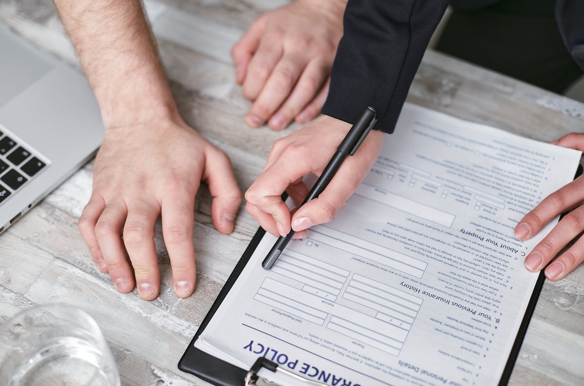 Dossier d'assurance emprunteur et questionnaire de santé sur un bureau