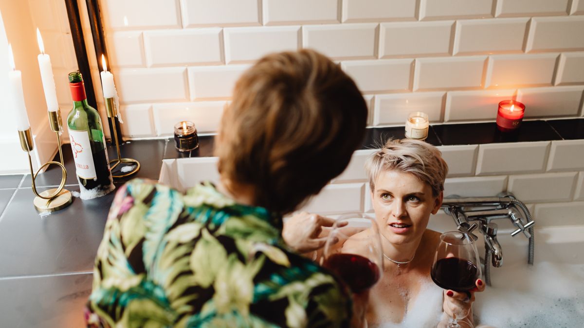 Salle de bain éclairée aux bougies pour un bain romantique en amoureux