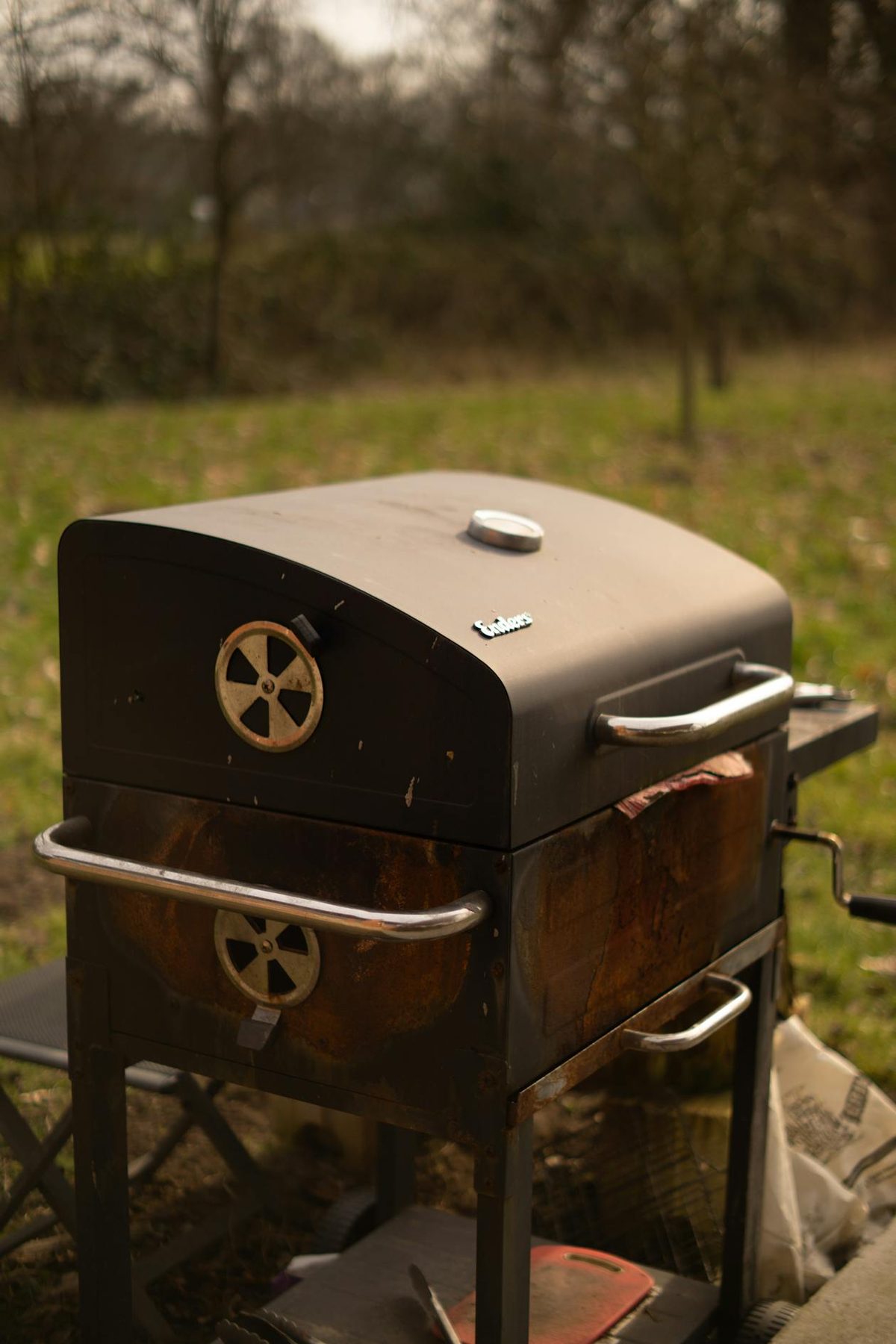 Barbecue maçonné en béton cellulaire dans un jardin