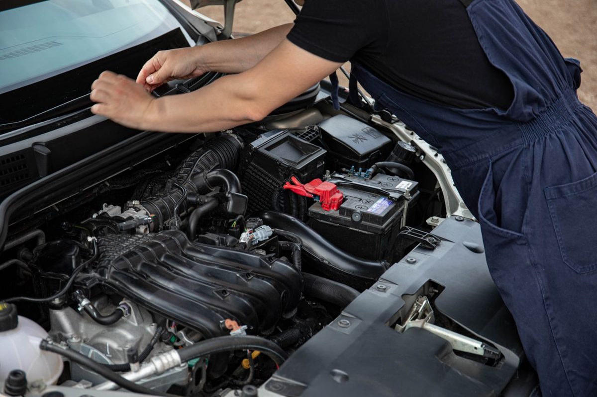 Batterie de voiture sous capot ouvert