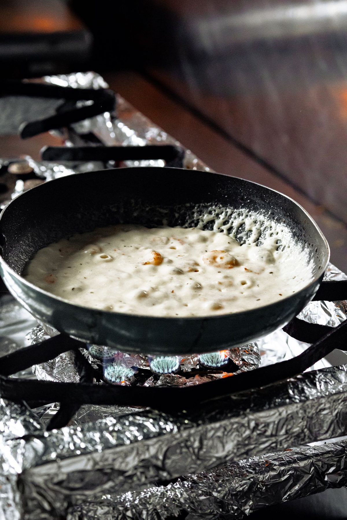 Casserole avec sauce béchamel lisse sur fond de cuisine