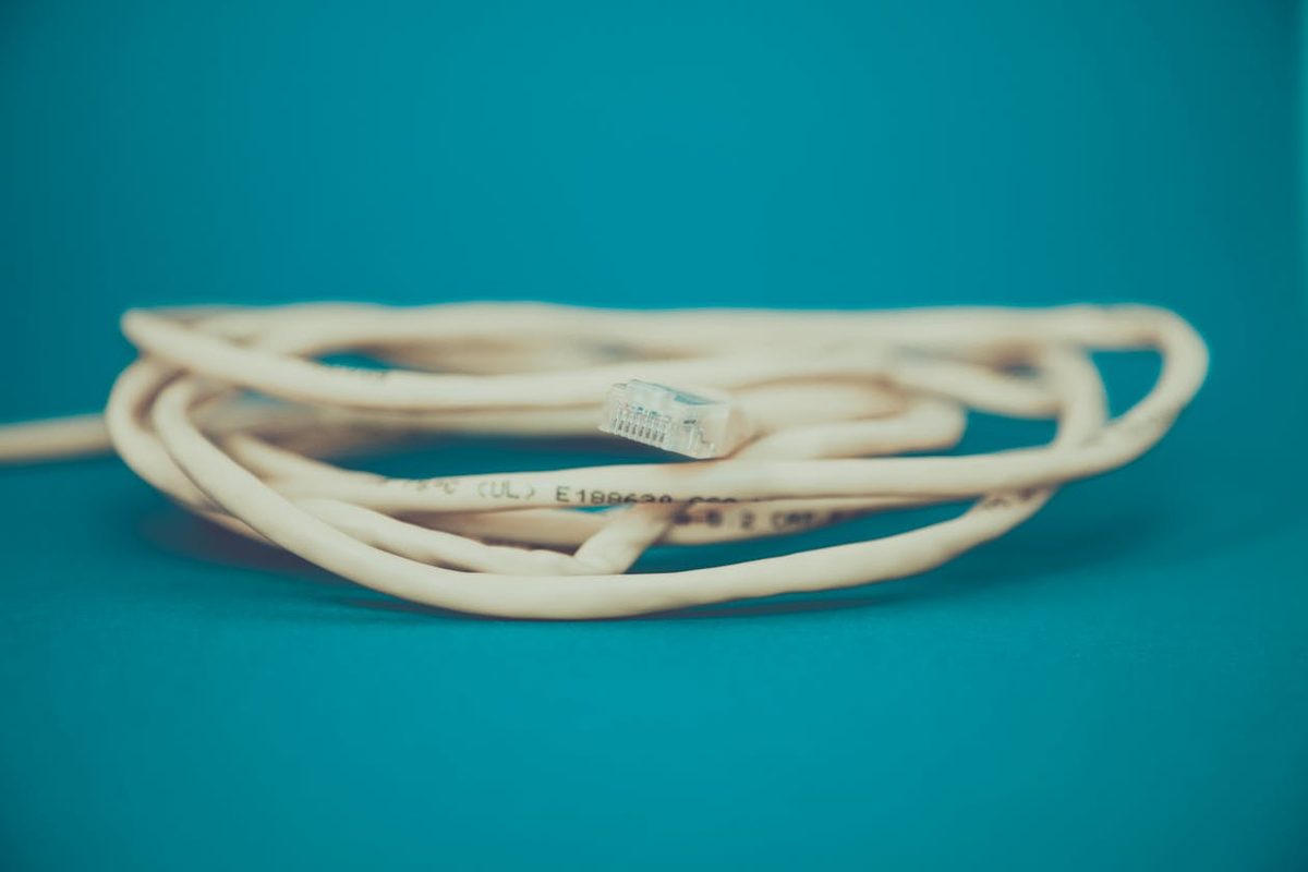 Câblage d'une prise RJ45 murale avec un outil à défoncer