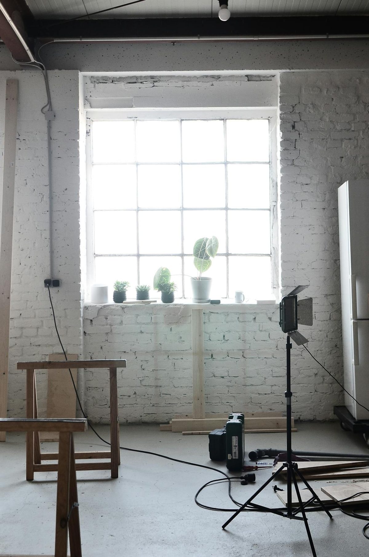 Bureau DIY sur tréteaux en bois dans un espace de travail