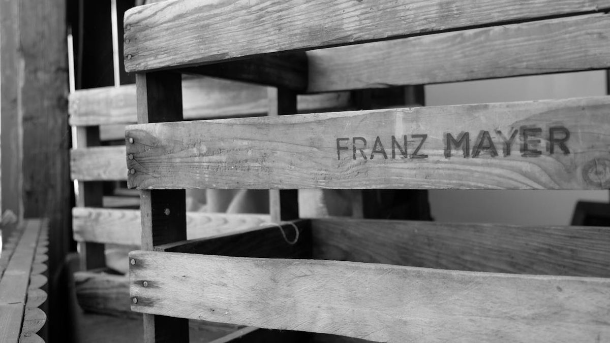Pile de caisses en bois récupérées pour le bricolage