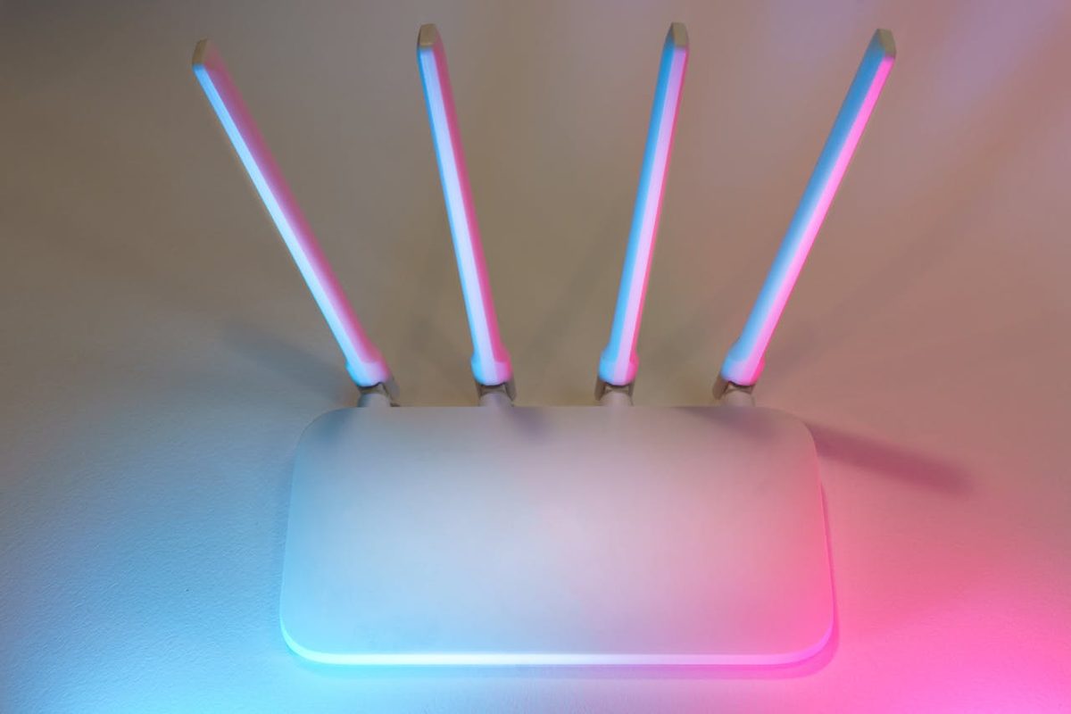 Routeur WiFi blanc avec voyant lumineux bleu