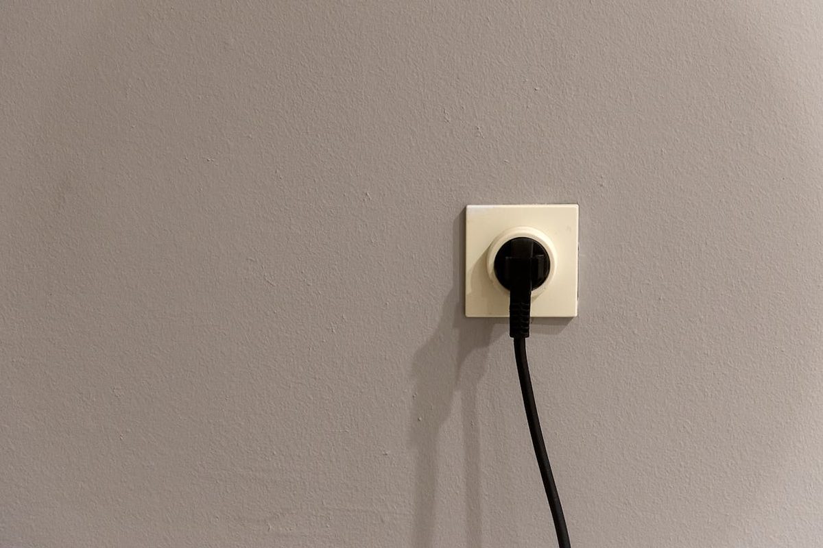 Prise de courant électrique en cours de remplacement