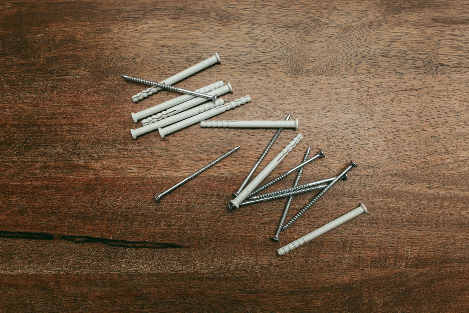 Cheville metallique a expansion installee dans une cloison